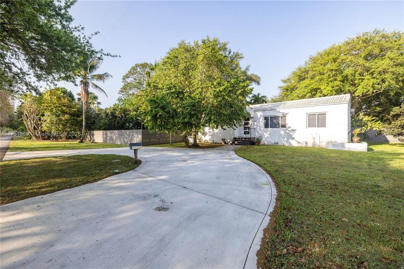 Picture of 11660 NE 8 Ave, Biscayne Park FL 33161