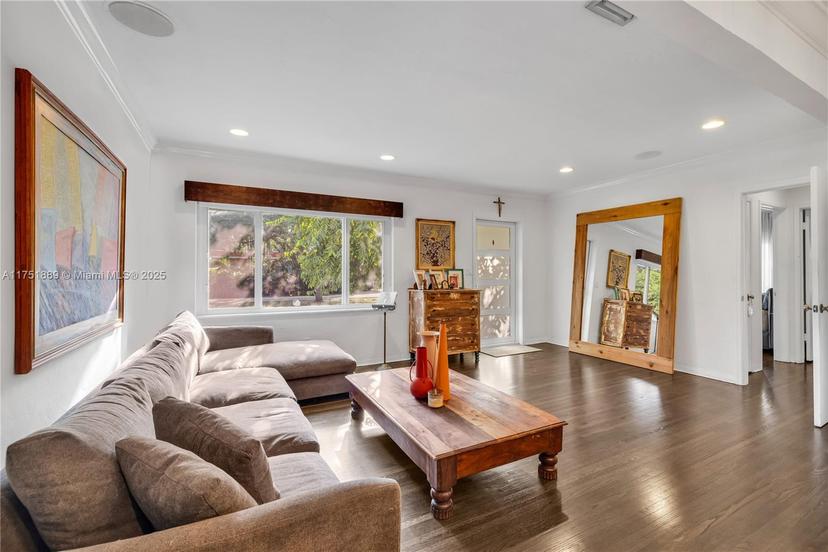 Picture of 11660 NE 8 Ave, Biscayne Park FL 33161