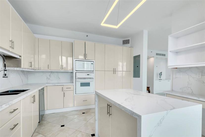 Picture of 300 S Pointe Dr # 606, Miami Beach FL 33139