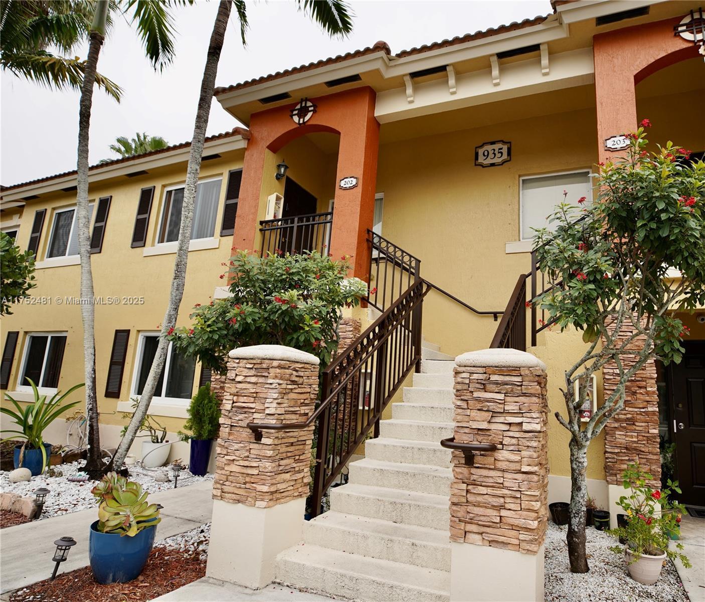 Picture of 935 NE 33Rd Ter # 202, Homestead, FL 33033
