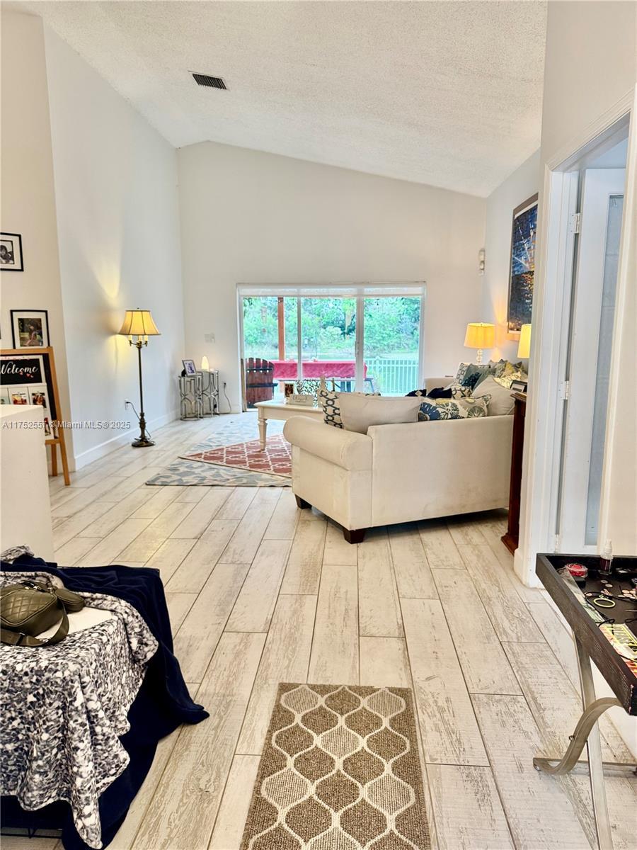 Picture of 685 SW 198Th Ter, Pembroke Pines, FL 33029