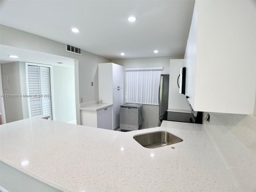 Picture of 399 Lakeview Dr # 101, Weston FL 33326