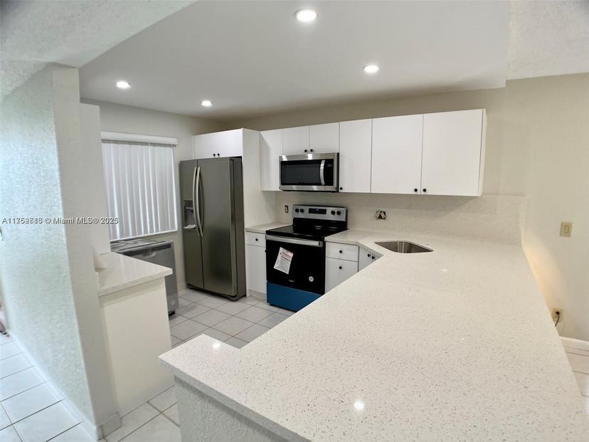 Picture of 399 Lakeview Dr # 101, Weston FL 33326