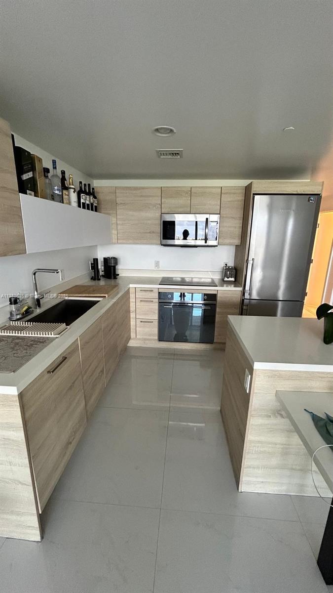 Picture of 16385 Biscayne Blvd # 1002, North Miami Beach, FL 33160