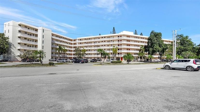 Picture of 2905 Point East Dr # L208, Aventura FL 33160