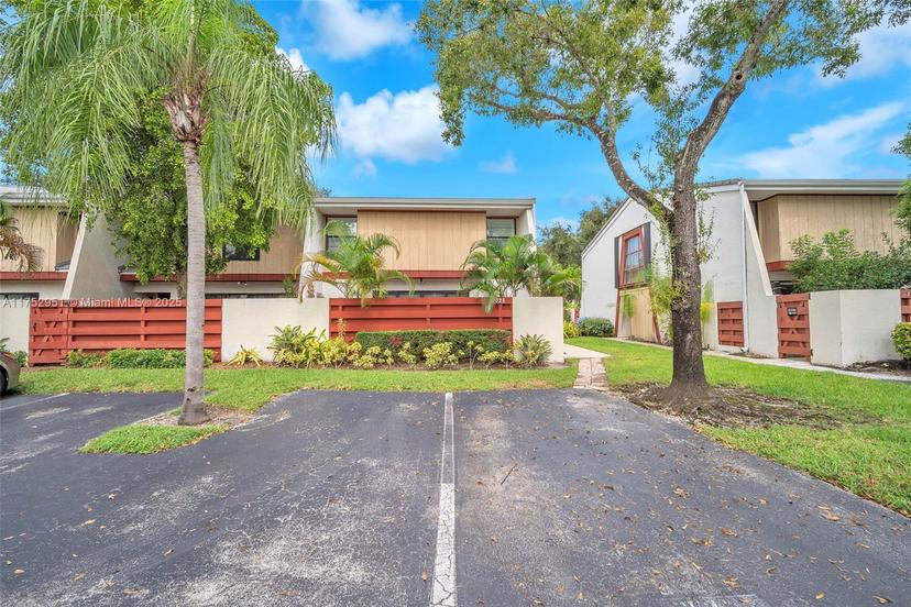 Picture of 3021 Oaktree Ln # 280, Hollywood FL 33021