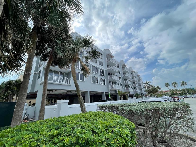 Picture of 2642 Collins Ave # 506, Miami Beach FL 33140