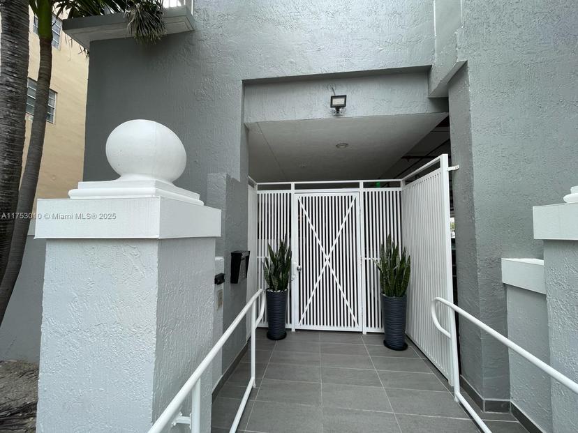 Picture of 2642 Collins Ave # 506, Miami Beach FL 33140