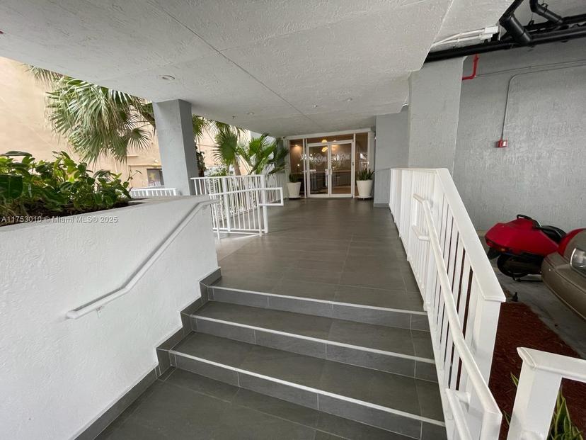 Picture of 2642 Collins Ave # 506, Miami Beach FL 33140