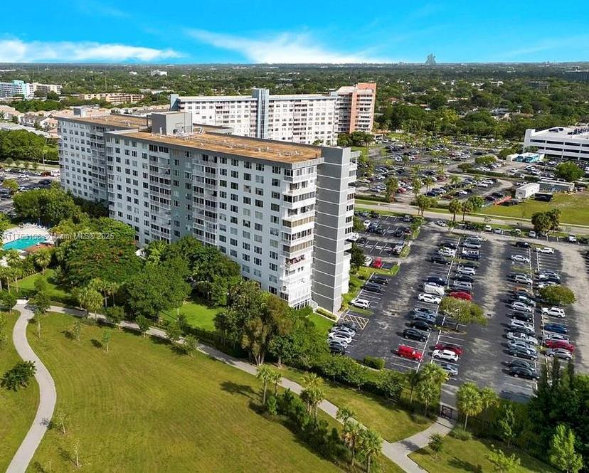 Picture of 3800 Hillcrest Dr # 815, Hollywood FL 33021