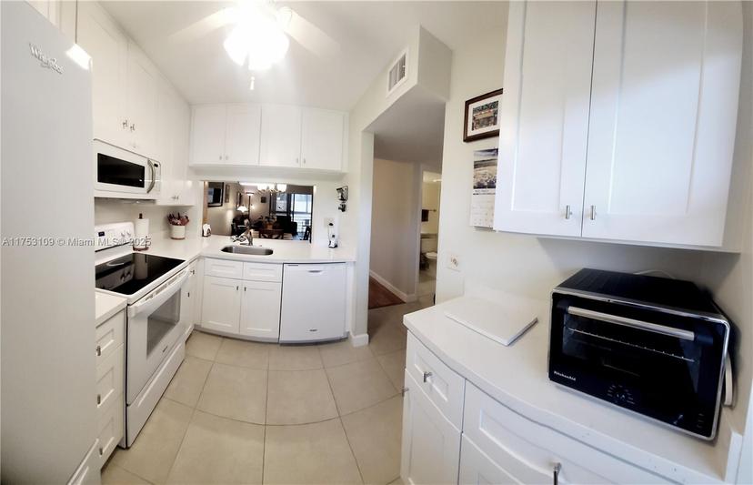 Picture of 10402 Sunrise Lakes Blvd # 312, Sunrise FL 33322