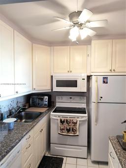Picture of 2116 E Cambridge E # 2116, Deerfield Beach, FL 33442