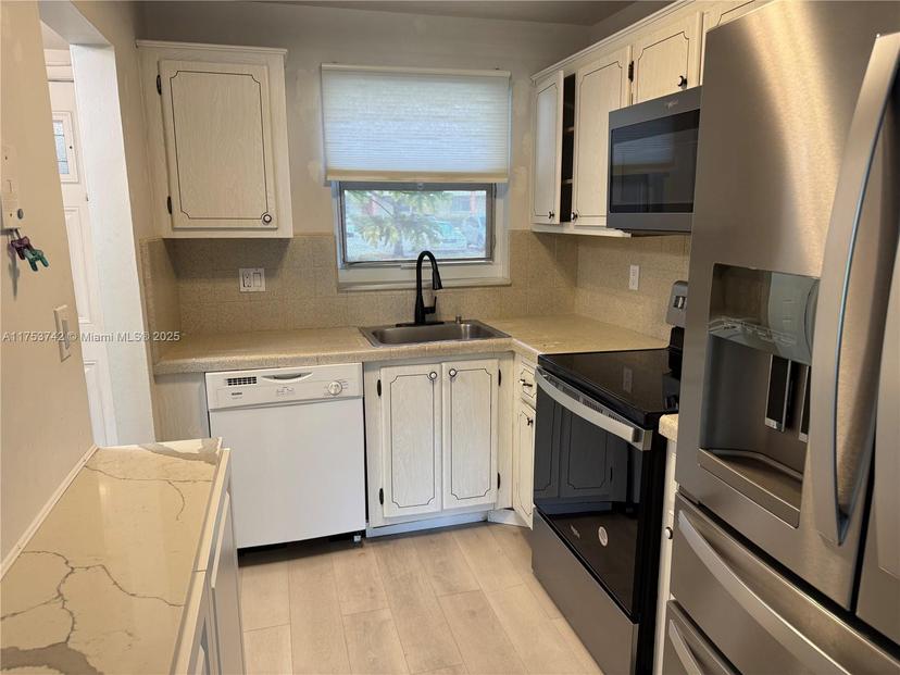 Picture of 8020 N Sunrise Lakes Dr # 112, Sunrise FL 33322