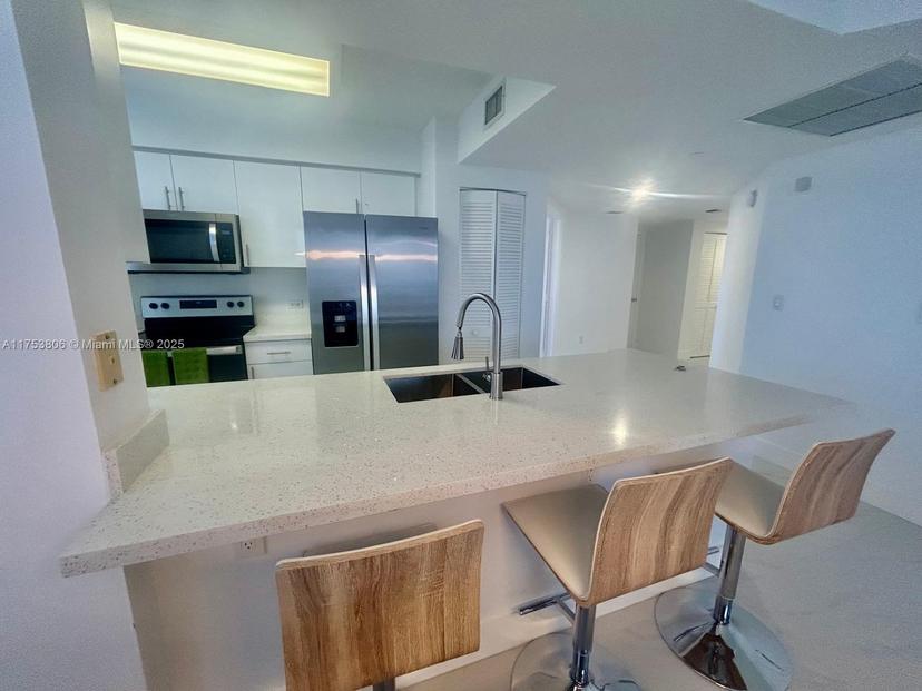 Picture of 19501 W Country Club Dr # 709, Aventura FL 33180