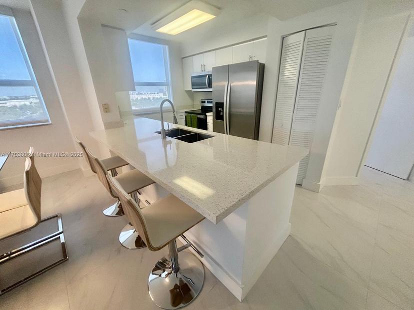Picture of 19501 W Country Club Dr # 709, Aventura FL 33180