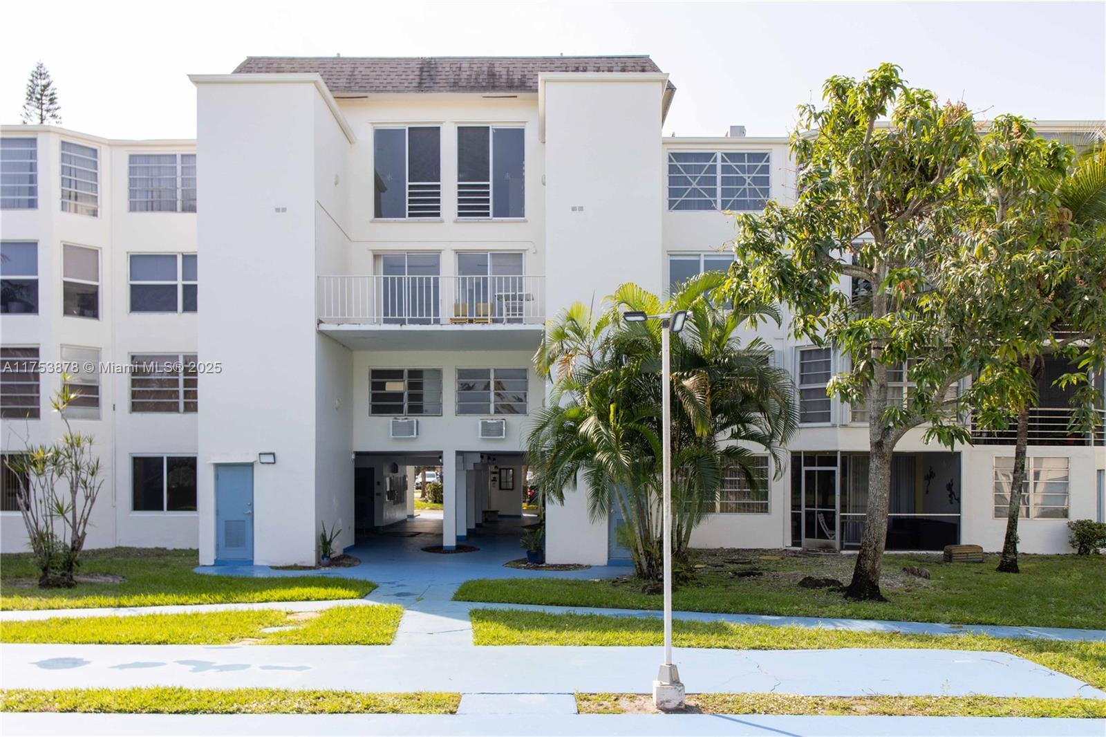 Picture of 1701 NE 191St St # A111, Miami, FL 33179