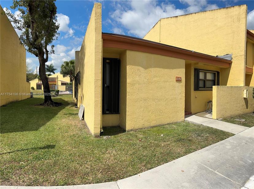 Picture of 1640 NW 93Rd Ave # 306, Pembroke Pines FL 33024