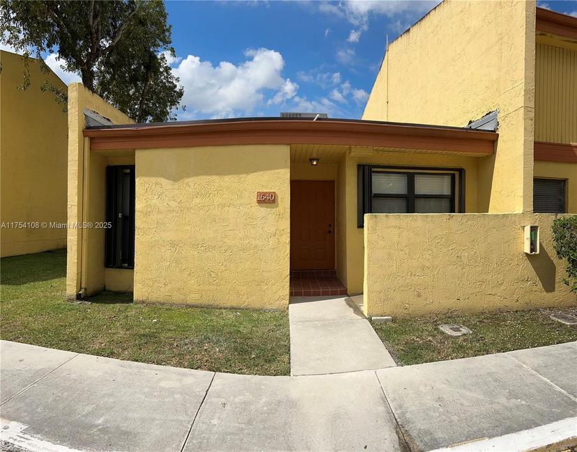 Picture of 1640 NW 93Rd Ave # 306, Pembroke Pines FL 33024