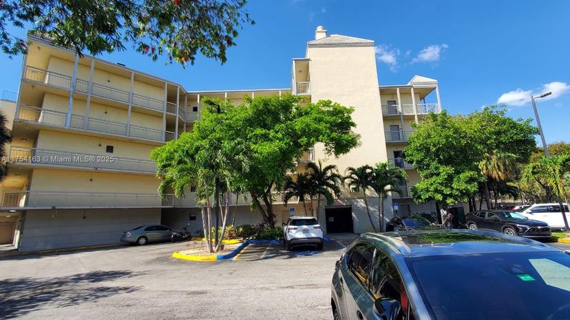 Picture of 8290 Lake Dr # 302, Doral FL 33166