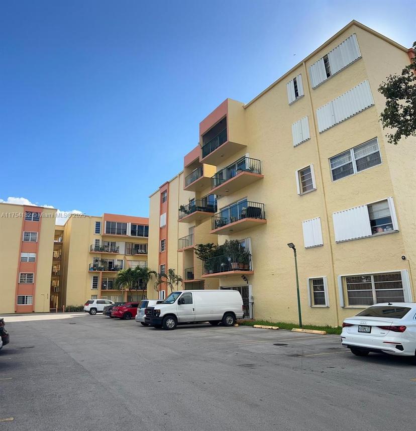 Picture of 4500 W 19Th Ct # 534, Hialeah FL 33012
