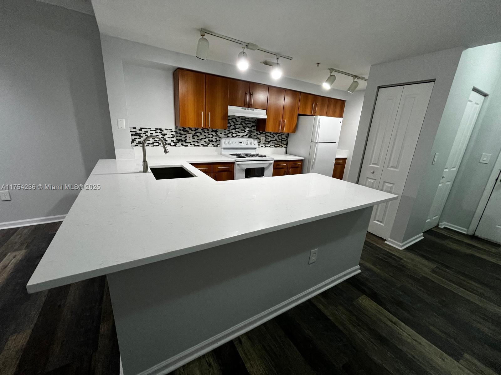 Picture of 5900 W Sample Rd # 303, Coral Springs, FL 33067