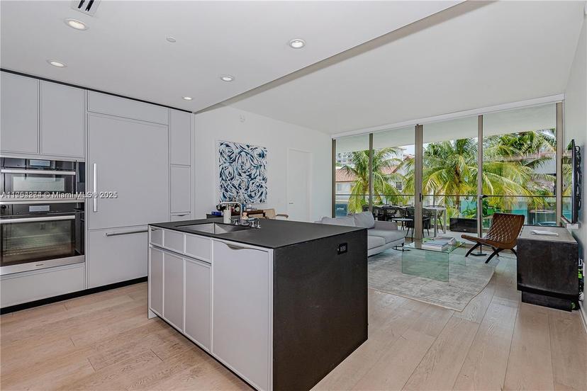 Picture of 300 E Collins Ave # 2D, Miami Beach FL 33139