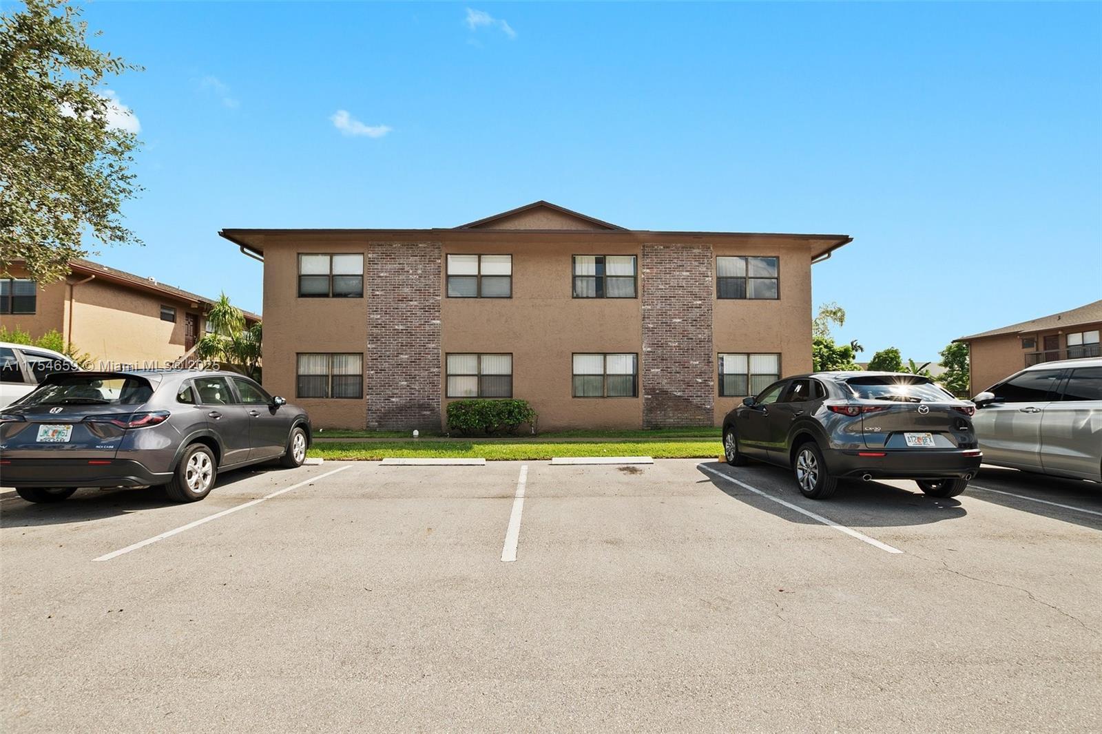 Picture of 10053 Winding Lake Rd # 101, Sunrise, FL 33351