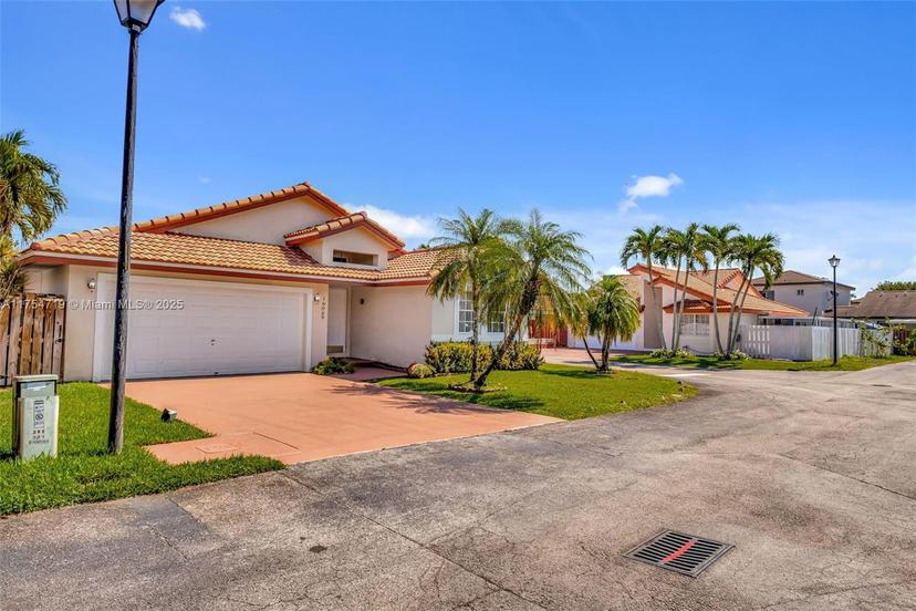 Picture of 19045 NW 85Th Ct, Hialeah FL 33015