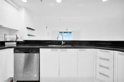 Picture of 15051 Royal Oaks Ln # 1605, North Miami, FL 33181