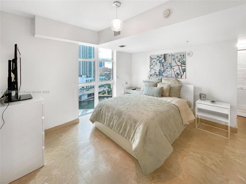 Picture of 41 SE 5Th St # 916, Miami FL 33131