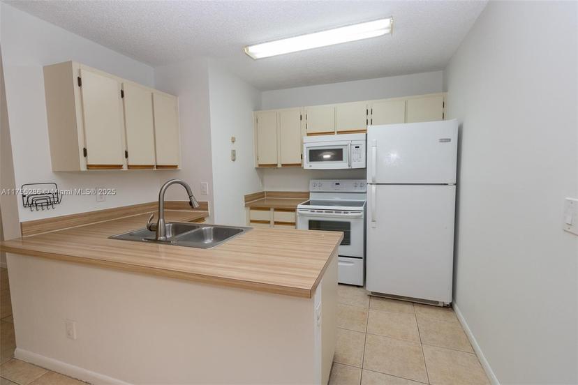 Picture of 18328 NW 68Th Ave # P, Hialeah FL 33015