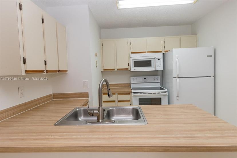 Picture of 18328 NW 68Th Ave # P, Hialeah FL 33015