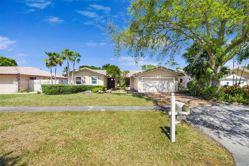 Picture of 847 W Plantation Cir, Plantation FL 33324