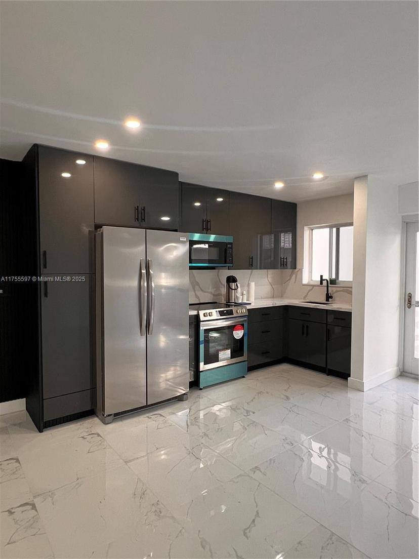 Picture of 1818 Rodman St # 2D, Hollywood FL 33020