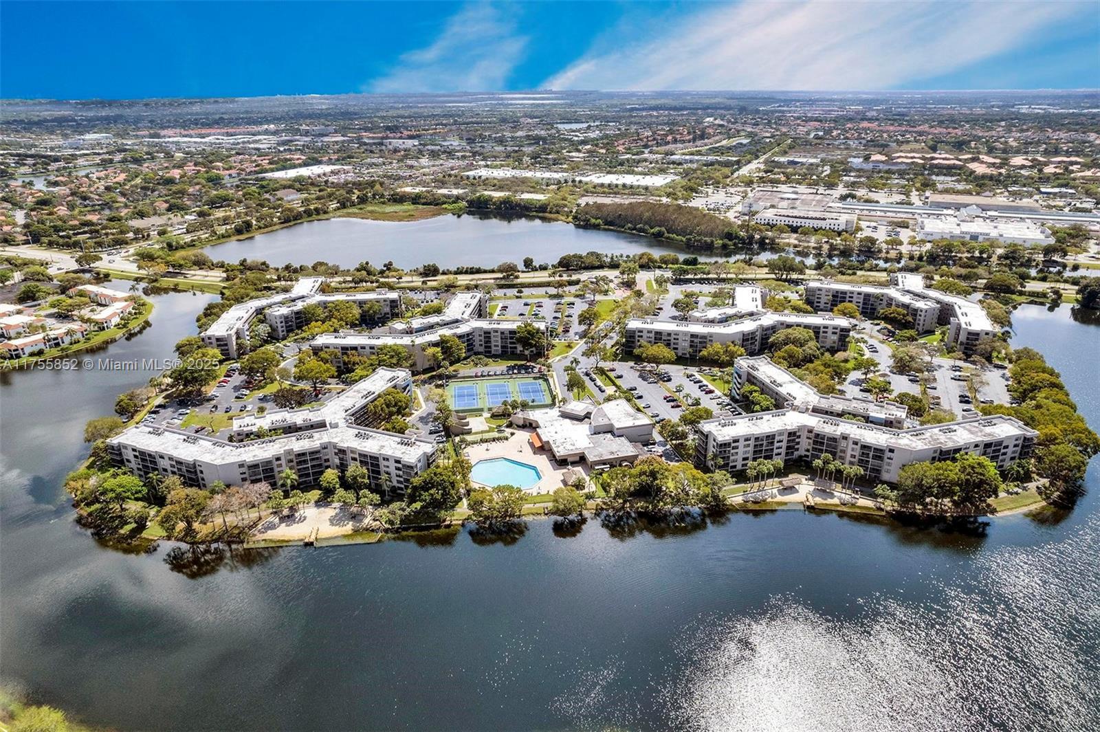 Picture of 1000 Colony Point Cir # 507, Pembroke Pines, FL 33026