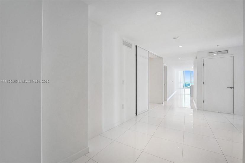 Picture of 851 NE 1St Ave # 4301, Miami FL 33132