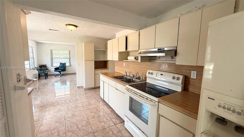 Picture of 10500 NW 32Nd Ct, Miami FL 33147