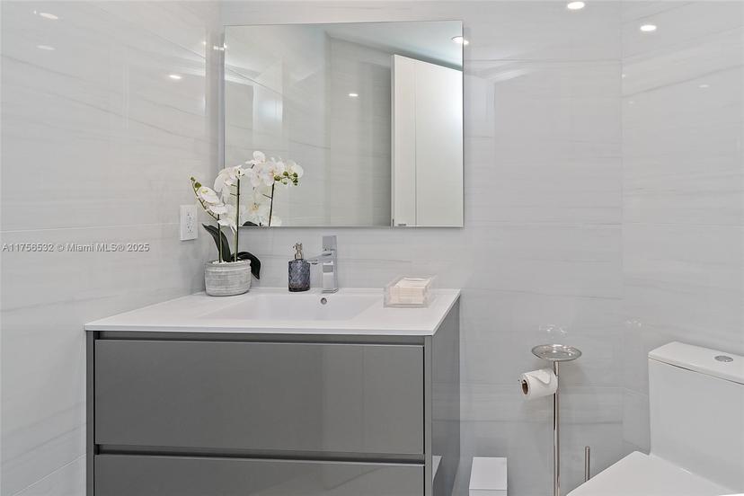 Picture of 19500 Turnberry Way # 16B, Aventura FL 33180
