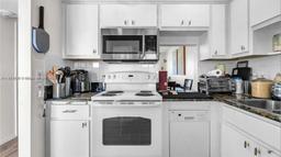 Picture of 2223 Park Ln # 207, Hollywood, FL 33021