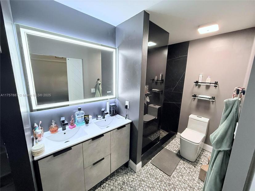 Picture of 6061 N Falls Circle Dr # 404, Lauderhill FL 33319