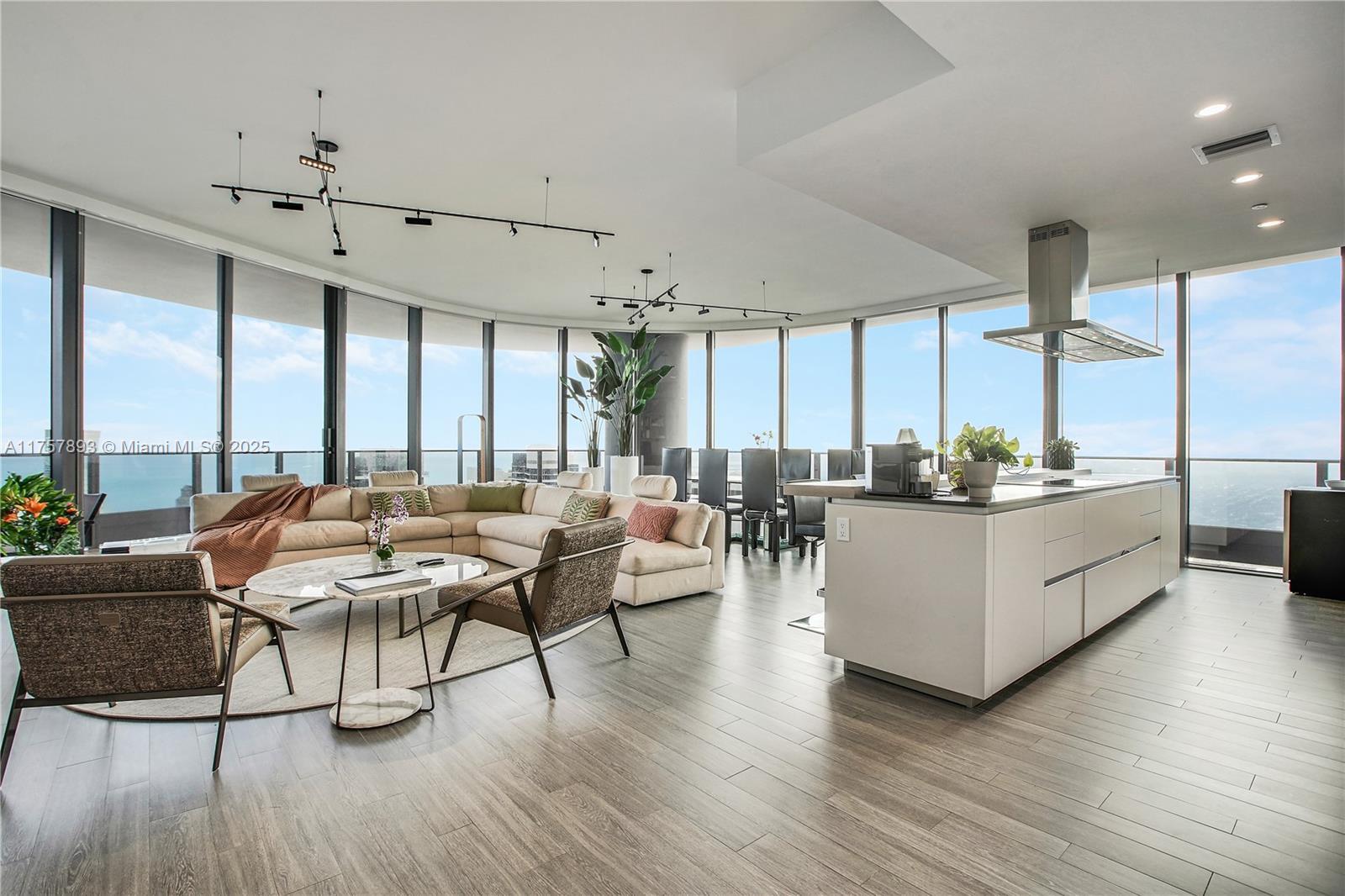Picture of 1000 Brickell Plz, Miami, FL 33131