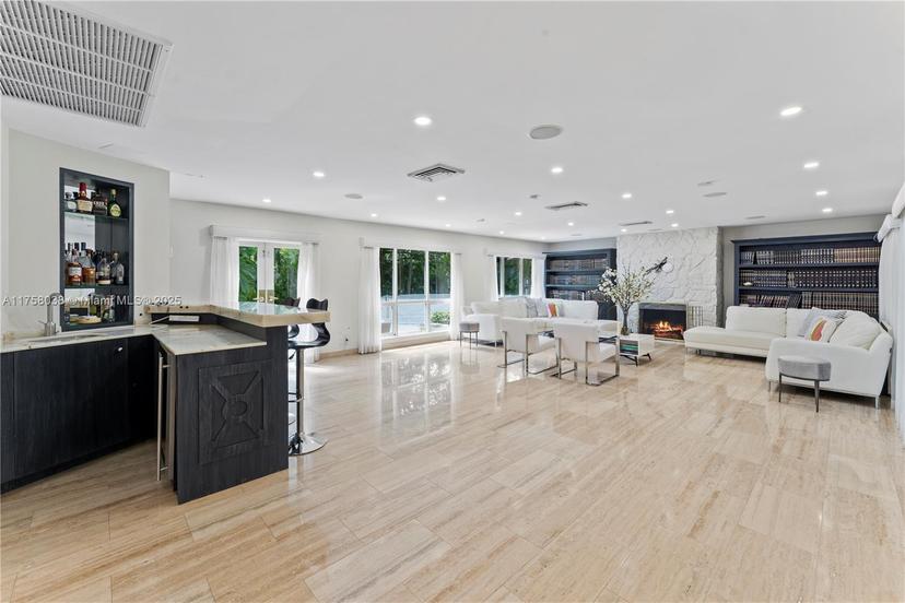 Picture of 3738 Pine Tree Dr, Miami Beach FL 33140