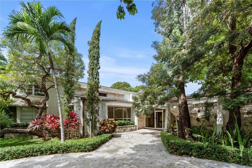 Picture of 3738 Pine Tree Dr, Miami Beach FL 33140