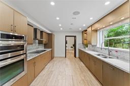 Picture of 3738 Pine Tree Dr, Miami Beach, FL 33140