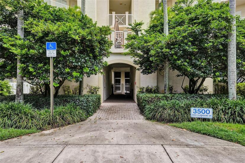 Picture of 3500 Oaks Clubhouse Dr # 501, Pompano Beach FL 33069