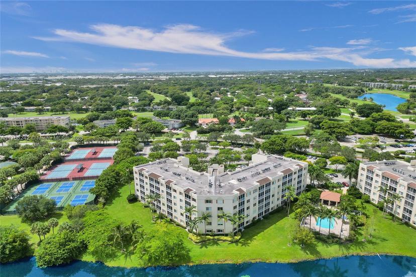 Picture of 3500 Oaks Clubhouse Dr # 501, Pompano Beach FL 33069