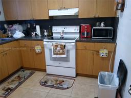 Picture of 7987 NW 7Th St # D10, Miami, FL 33126
