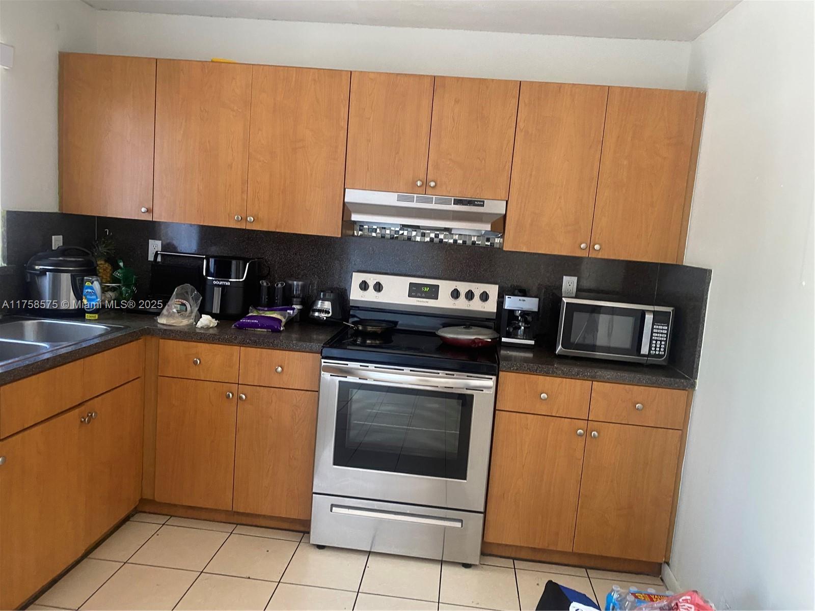 Picture of 7987 NW 7Th St # D8, Miami, FL 33126