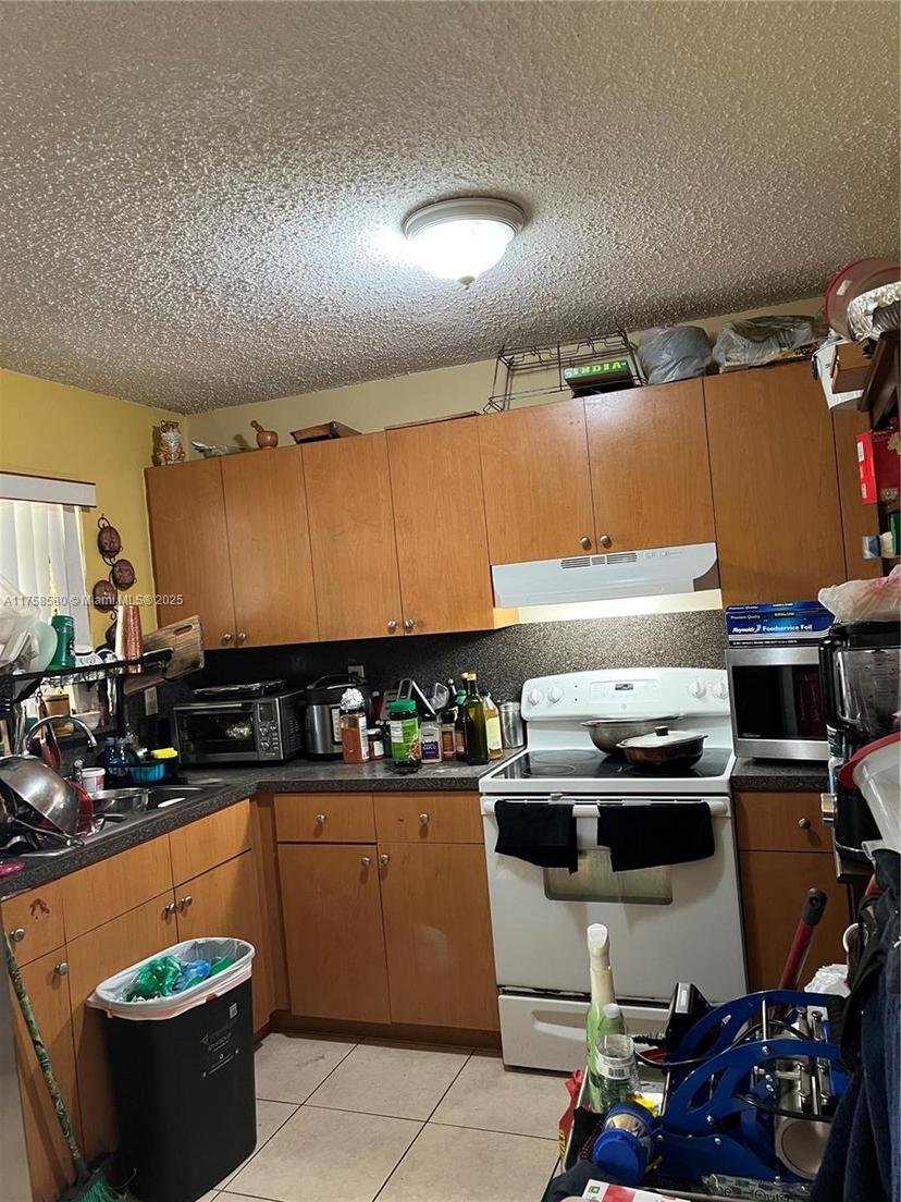 Picture of 7987 NW 7Th St # D6, Miami FL 33126