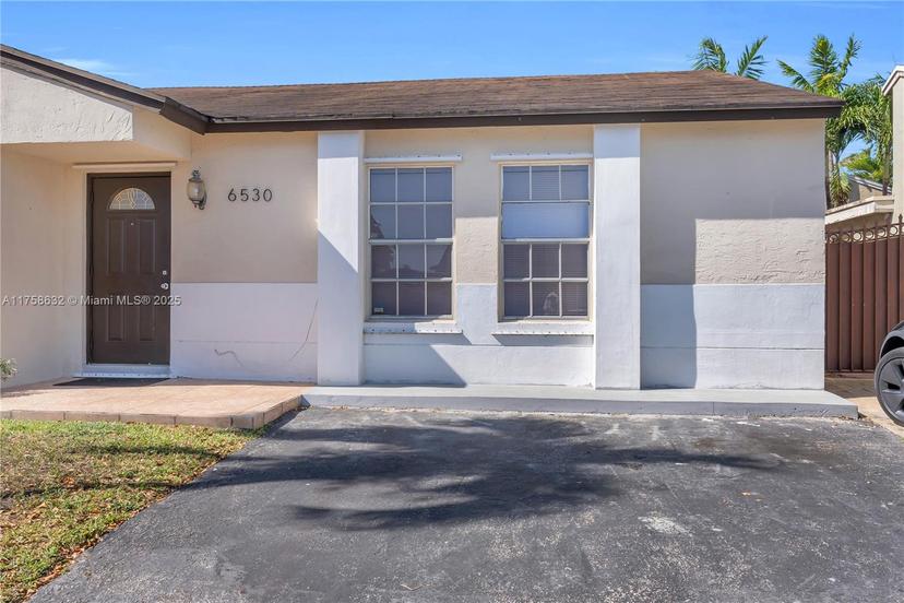 Picture of 6530 NW 197Th Ln, Hialeah FL 33015